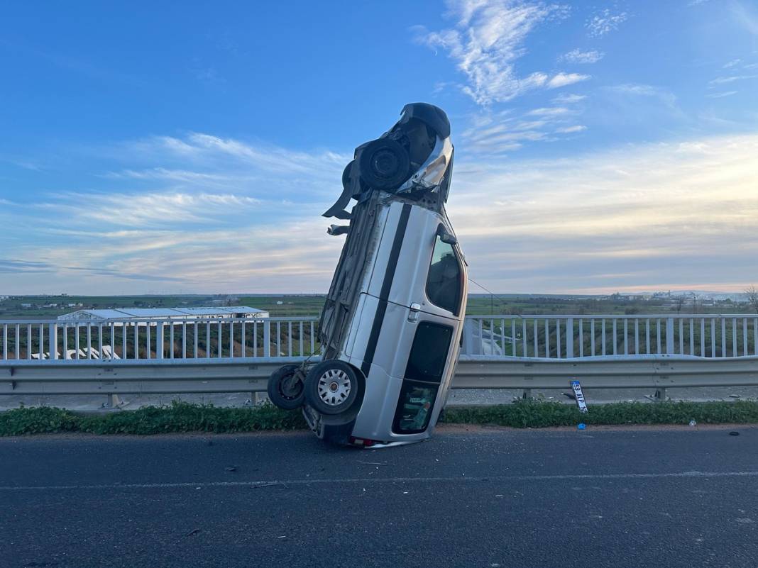 Takla atanı, ters döneni gördük ama bu araç bariyere çarpınca dik durdu! 1